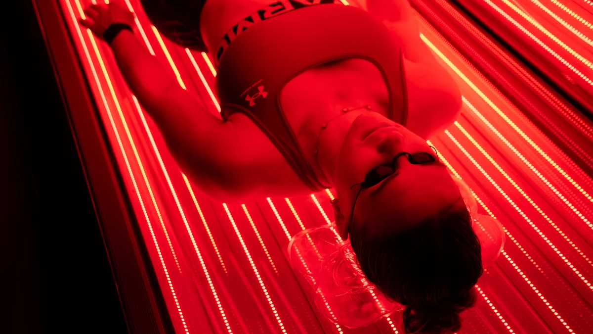 Sessione di fotobiomodulazione con luce rossa